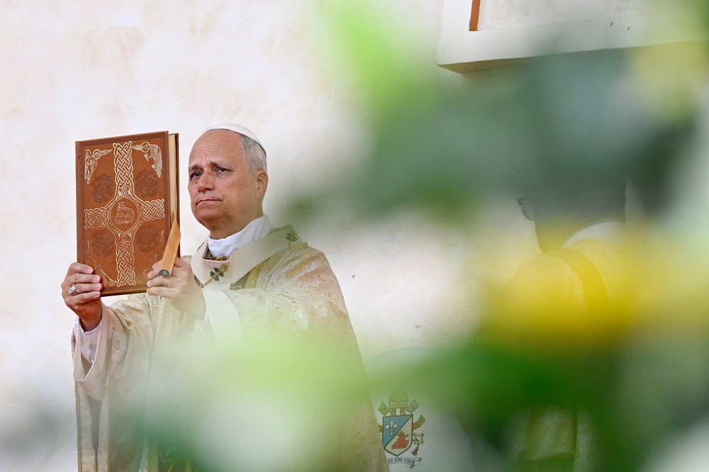 Papst Leo XIV. mit Evangeliar