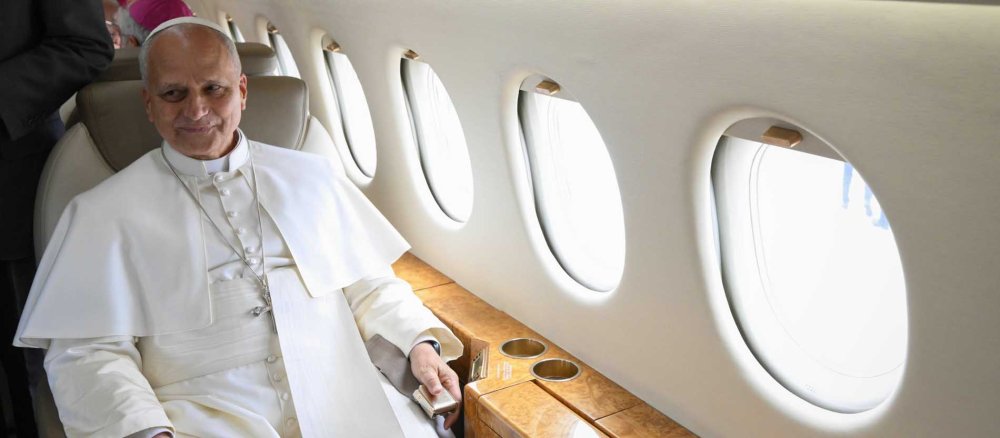 Papst Leo sitzt im Flugzeug des spanischen Königs