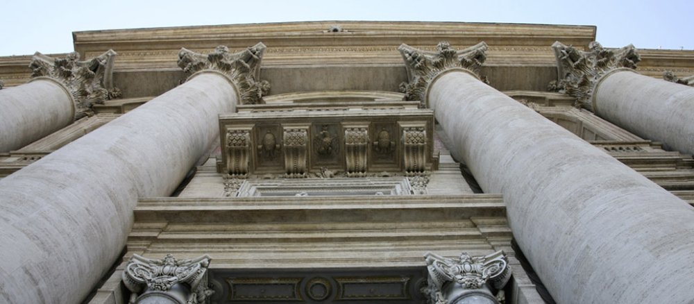 Die Pforte des Petersdoms in Rom.
