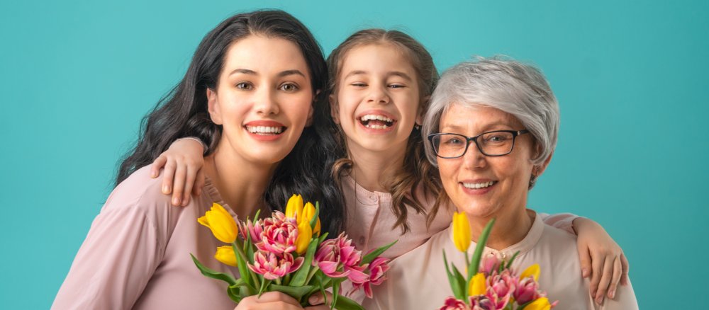 Drei Generationen Frauen feiern zusammen Muttertag