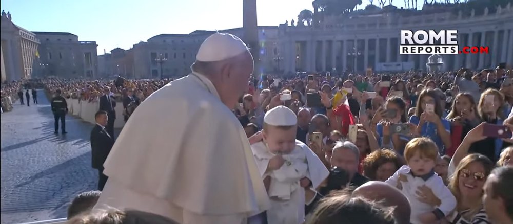 Papst Franziskus begegnet Baby-Doppelgänger