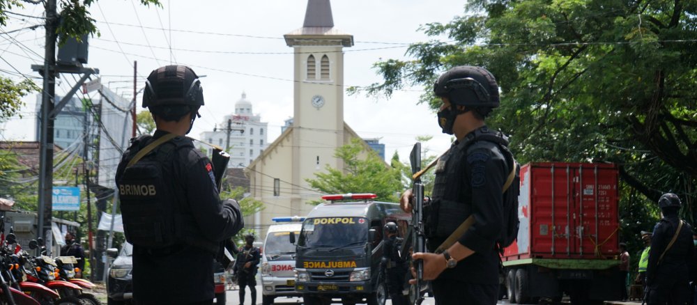 Polizisten stehen vor einer Kirche nach einem Bombenanschlag in Indonesien
