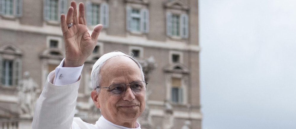 Papst Leo XIV. winkt bei seiner ersten Generalaudienz auf dem Petersplatz