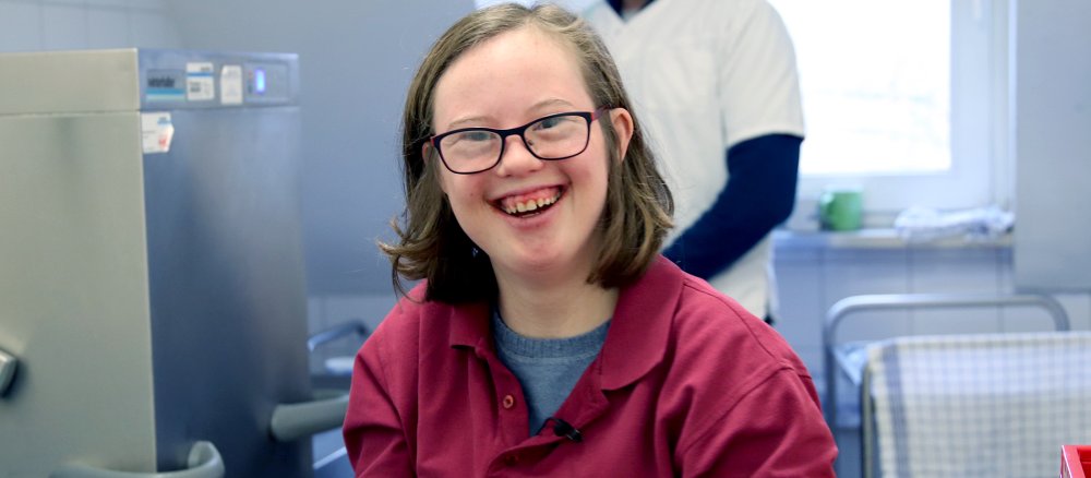 Natalie Dedreux ist 19 Jahre alt und hat Trisomie 21. Sie strahlt in die Kamera.