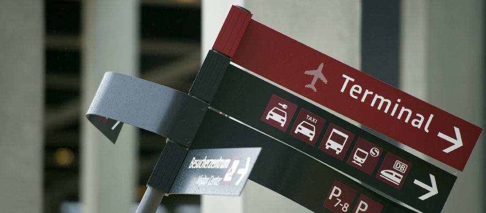 Ein von einem Pkw fast umgefahrener Wegweiser steht am Terminal des neuen Flughafens Berlin Brandenburg Willy Brandt (BER) in Schönefeld (Brandenburg) am 04.01.2013.