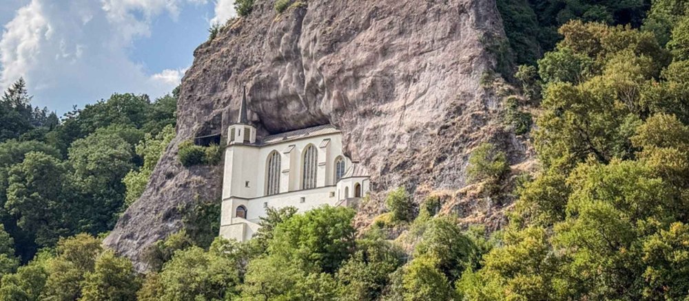 Mitten im Fels steht die weiße Kirche in Idar-Oberstein.