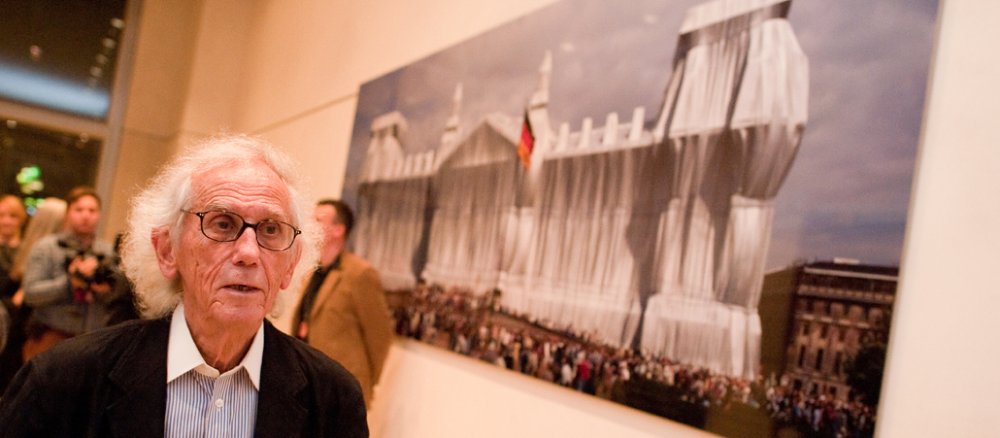 Der Künstler Christo geht am 25.11.2015 in Berlin im Reichstag durch die Ausstellung «Verhüllter Reichstag».