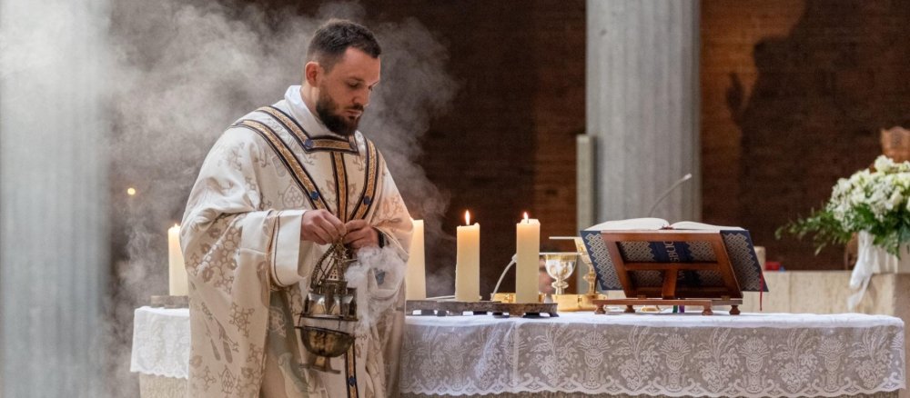Nikolai Losev mit Weihrauch am Altar