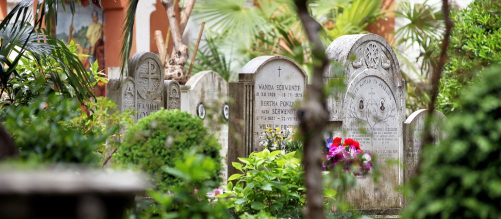Aufnahme von Grabsteinen auf dem deutschen Friedhof im Vatikan, dem Campo Santo Teutonico.