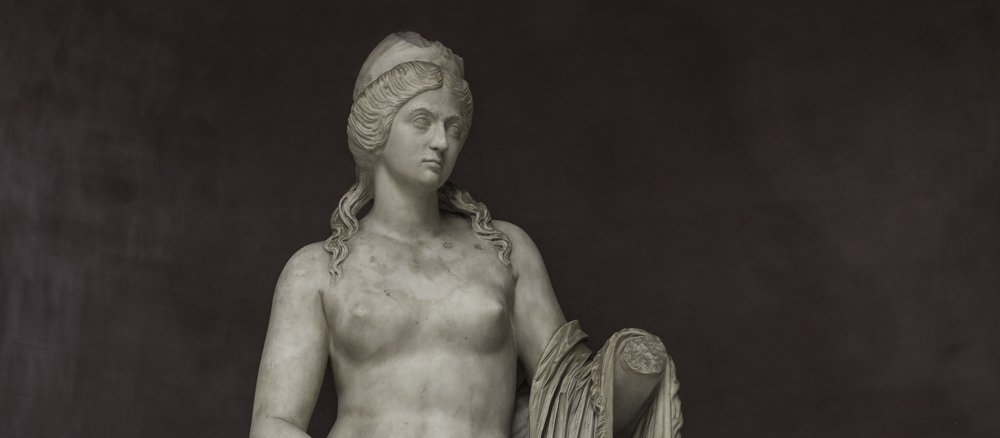Marmorstatue einer nackten Venus in einem römischen Museum.