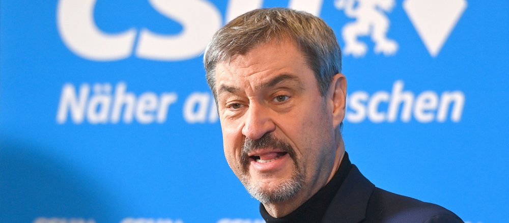 Ministerpräsident Markus Söder vor einem CSU-Hintergrund