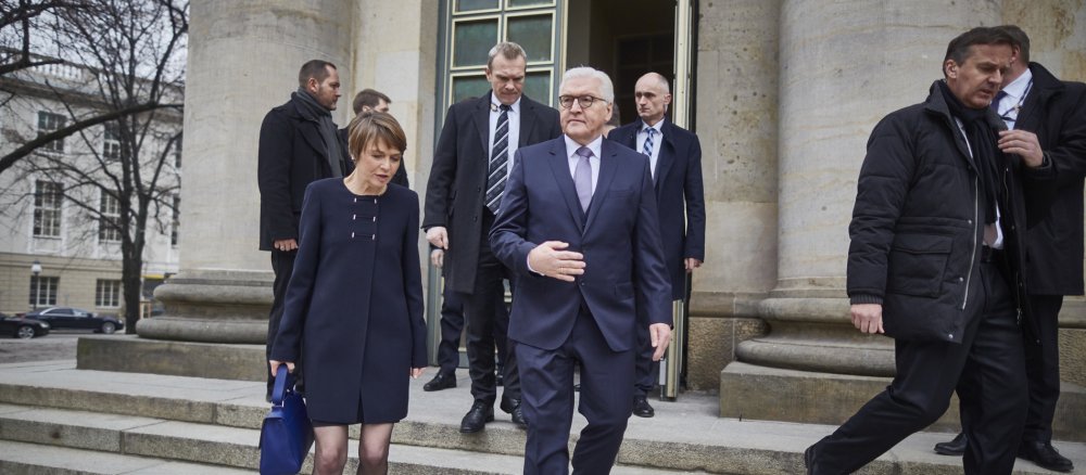 Frank-Walter Steinmeier und seine Ehefrau Elke Büdenbender verlassen die Berliner Hedwigskathedrale.
