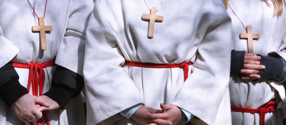 Ministranten aus dem bayerischen Lohr mit gefalteten Händen.