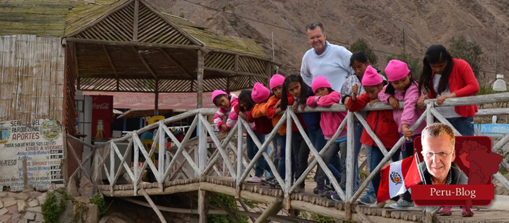 Walter Brüggemann mit Kindern im Freizeitpark.
