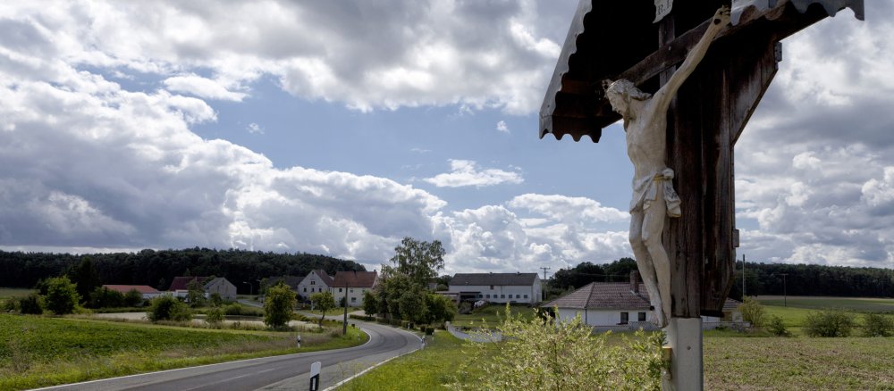 Ein Wegekreuz an einer Straße