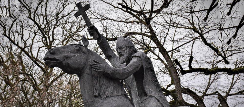 Statue des heiligen Ulrich vor dem Augsburger Dom