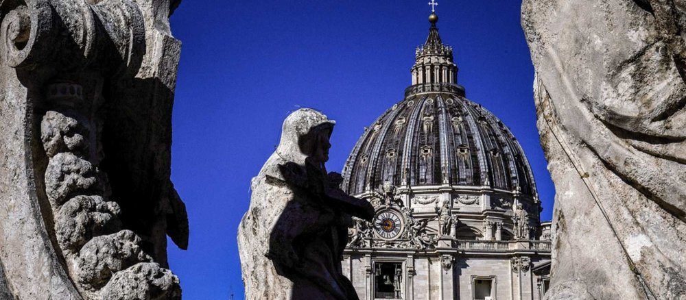 Statuen und Kuppel des Petersdoms