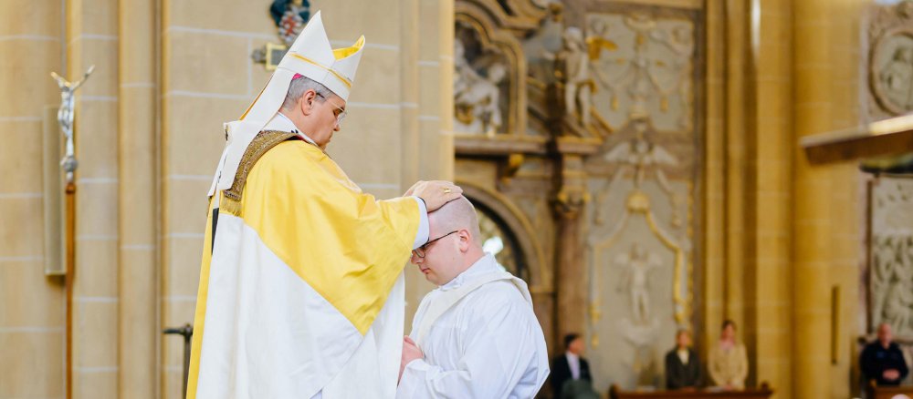 Erzbischof Udo Markus Bentz spendet einem Weihekandidaten die Priesterweihe