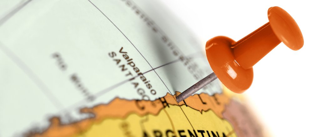 Chile ist mit einem Pin auf dem Globus markiert