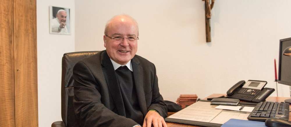 Theo Paul, Generalvikar im Bistum Osnabrück, sitzt an seinem Schreibtisch