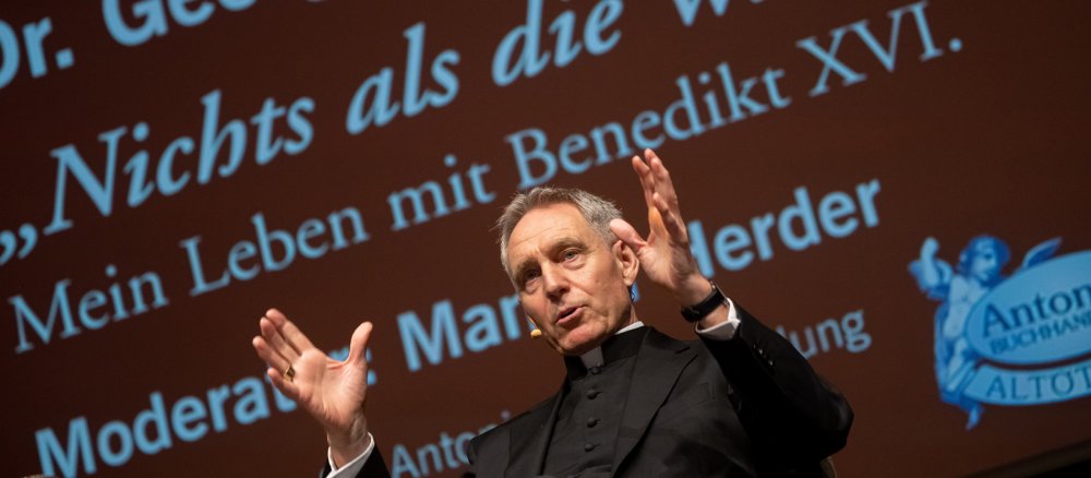 Georg Gänswein auf einer Bühne