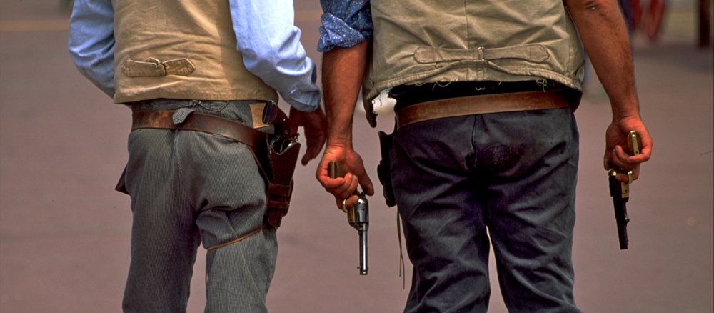 Zwei Cowboys mit Revolvern