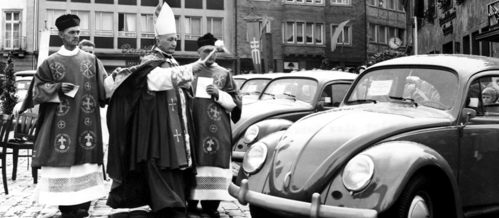 Segnung eines VW Käfer in den 1950er Jahren in Paderborn.