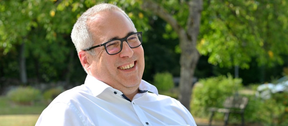 Ex-Generalvikar Andreas Sturm lacht