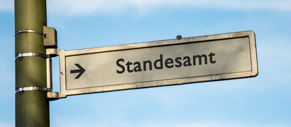 Ein Hinweisschild auf ein Standesamt
