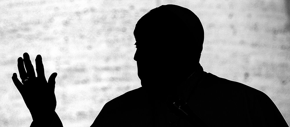 Die Silhouette von Papst Franziskus