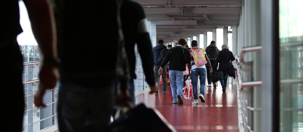 Rund 200 Flüchtlinge gehen an Bord eines Fährschiffes um von Kiel aus in Richtung Göteborg in Schweden weiterzureisen.