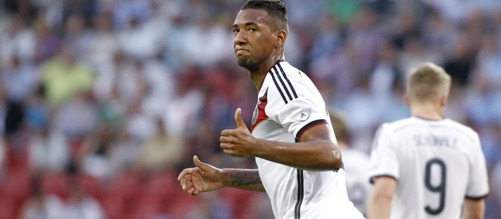 Jerome Boateng schaut zufrieden und nimmt den Daumen hoch.