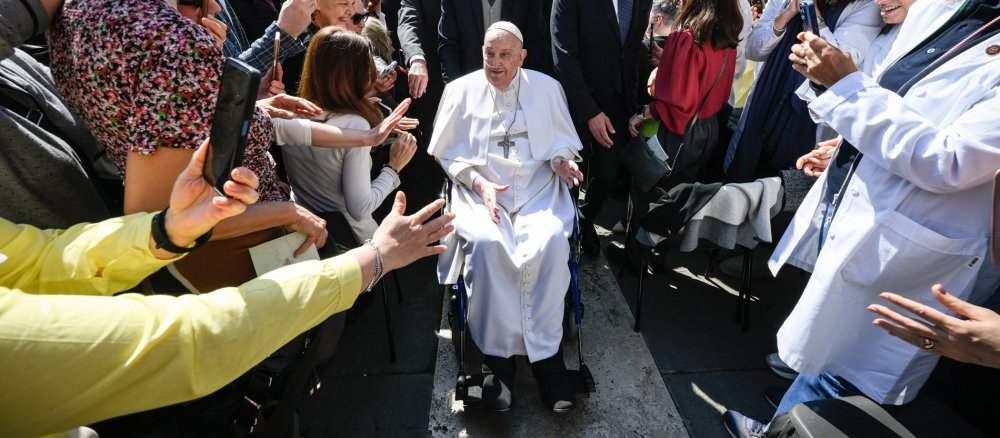 Papst Franziskus im Rollstuhl auf dem Petersplatz