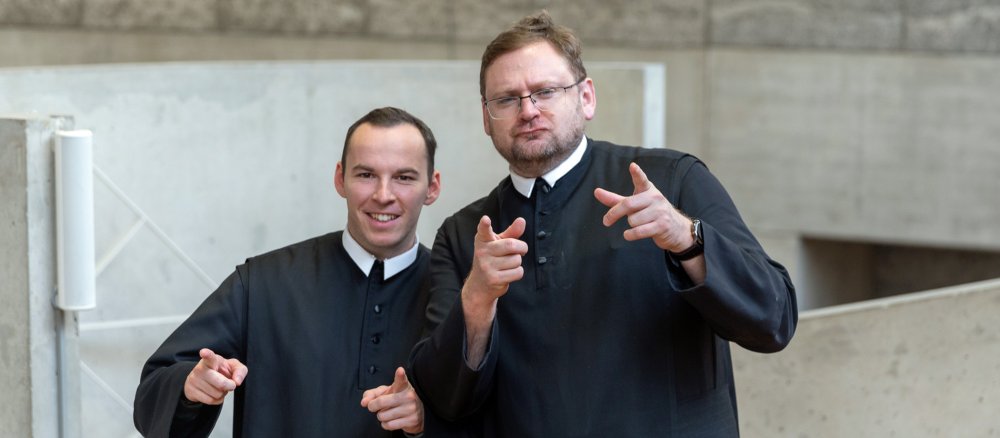 Als @melkmonkfluencer geben Fr. Dominik und P. Alois auf Instagram Einblicke ins Klosterleben.
