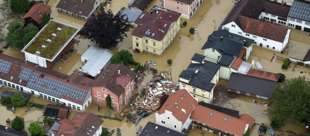 Luftaufnahme der überfluteten Straßen in Simbach am Inn.