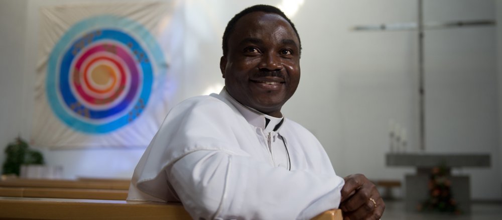 Der aus dem Kongo stammende katholische Priester Donatien Beya sitzt am 17.04.2013 in der Kirche Mariä Himmelfahrt in Mössingen