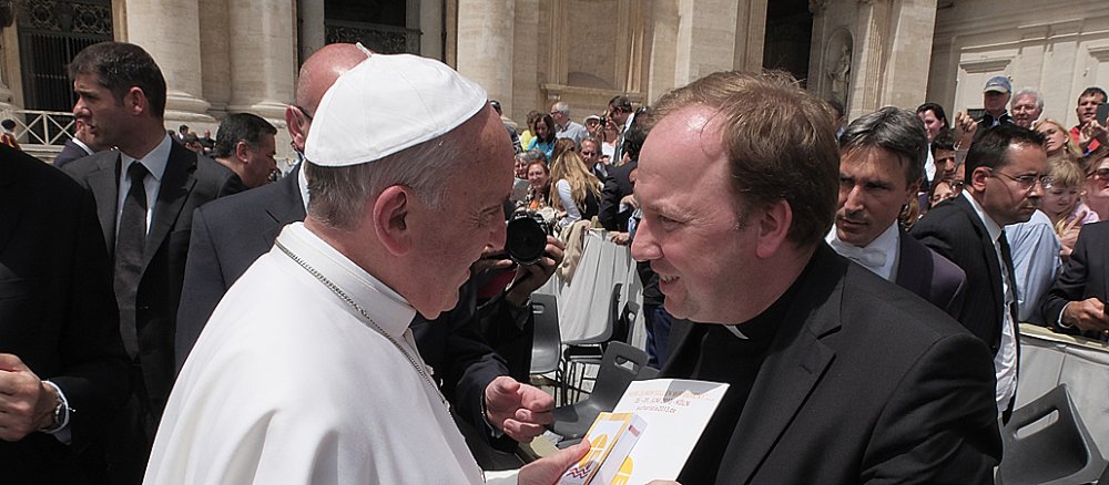 Papst Franziskus und Monsignore Robert Kleine im Vatikan.