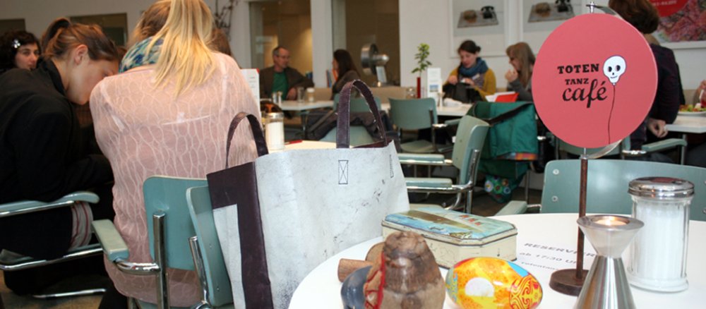 Das erste Totentanz-Café im Bonner Kuntsmuseum.