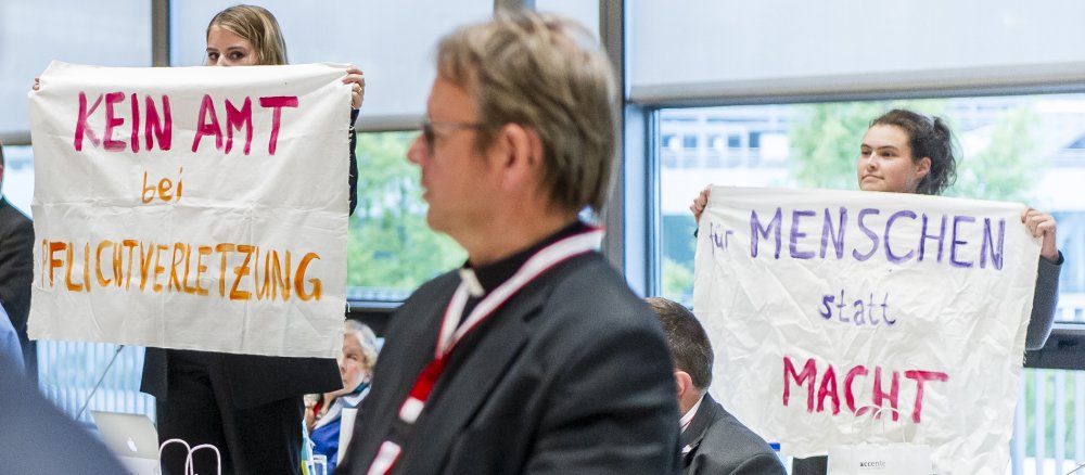 Protest bei der zweiten Synodalversammlung in Frankfurt