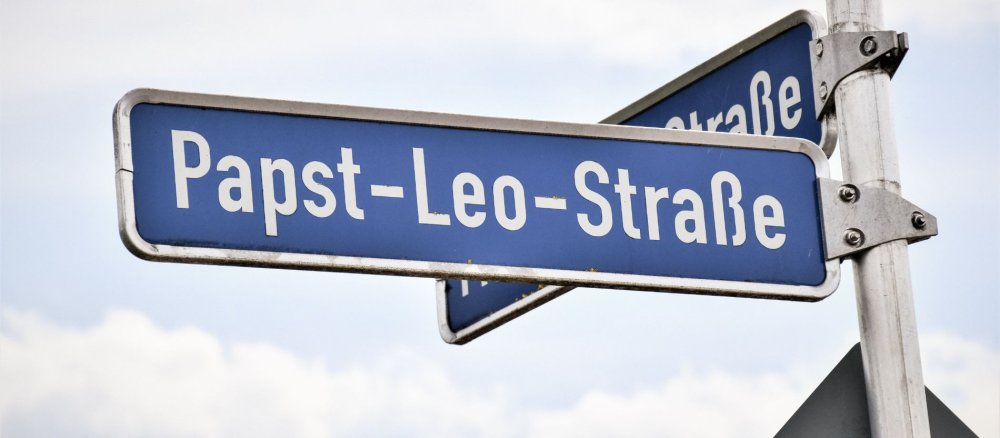 Straßenschild mit dem Straßennamen "Papst-Leo-Straße" in Donauwörth.