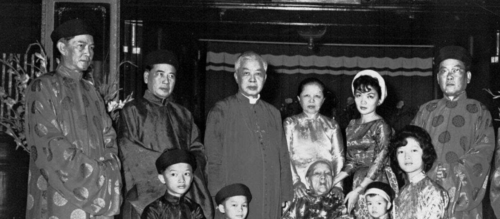 Ngô Đình Thục im Kreis seiner Familie – links von ihm sein Bruder Diệm