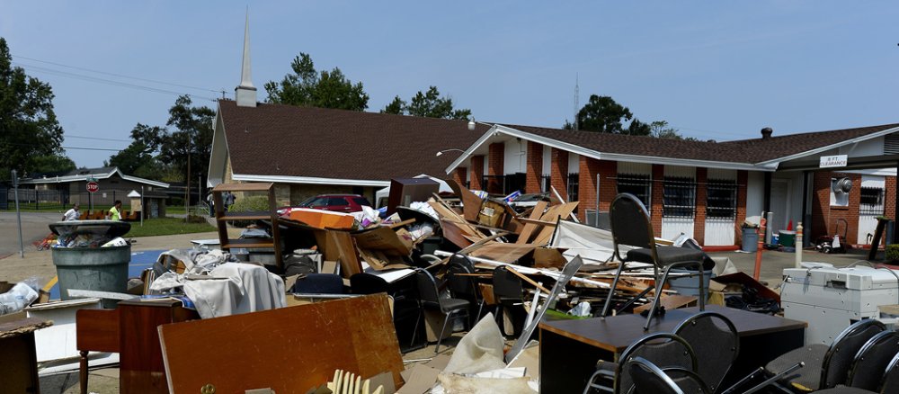 Nach dem Hurrikan "Harvey" stapeln sich Trümmer vor einer Kirche in Texas.
