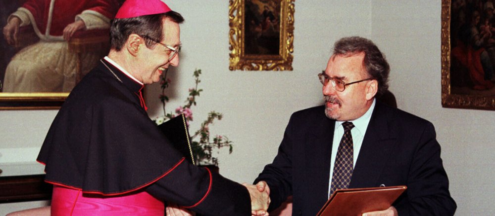 Nuntius Giovanni Lajolo und Staatssekretär Klaus Faber schütteln sich die Hand