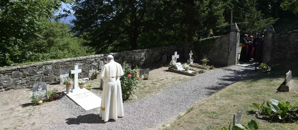 Papst Franziskus betet am Grab des einfachen Pfarrers Lorenzo Milani am 20. Juni 2017 auf dem Friedhof in Barbiana bei Florenz.