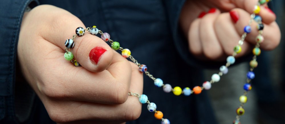 Frauenhände mit Rosenkranz