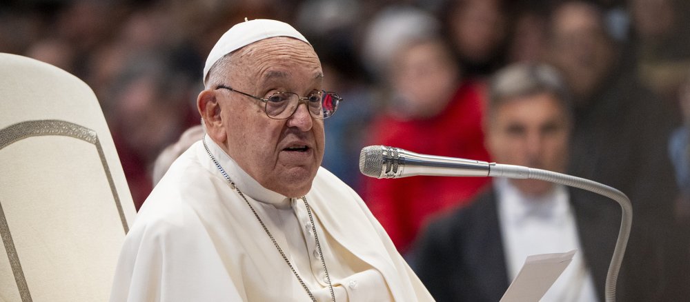 Papst Franziskus hält eine Rede.