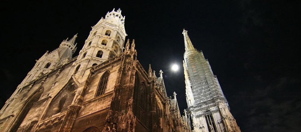 Der Stephansdom in Wien bei Nacht.
