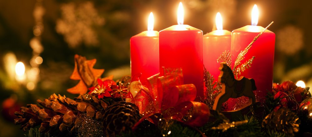 Ein Adventskranz, an dem alle vier Kerzen brennen.