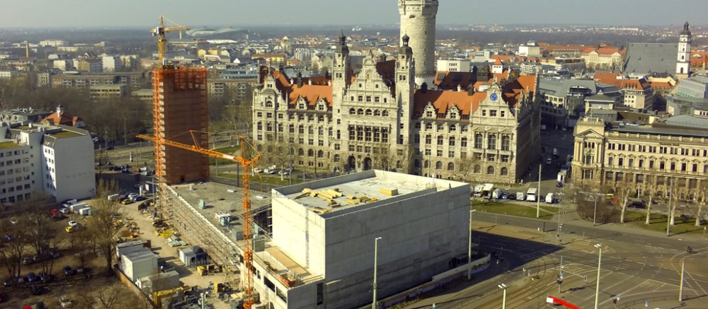 Luftaufnahme von der Kirchenbaustelle und der Stadt Leipzig.