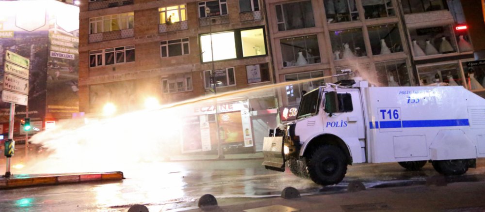 Die Polizei in Istanbul setzt Wasserwerfer gegen Demonstranten ein.